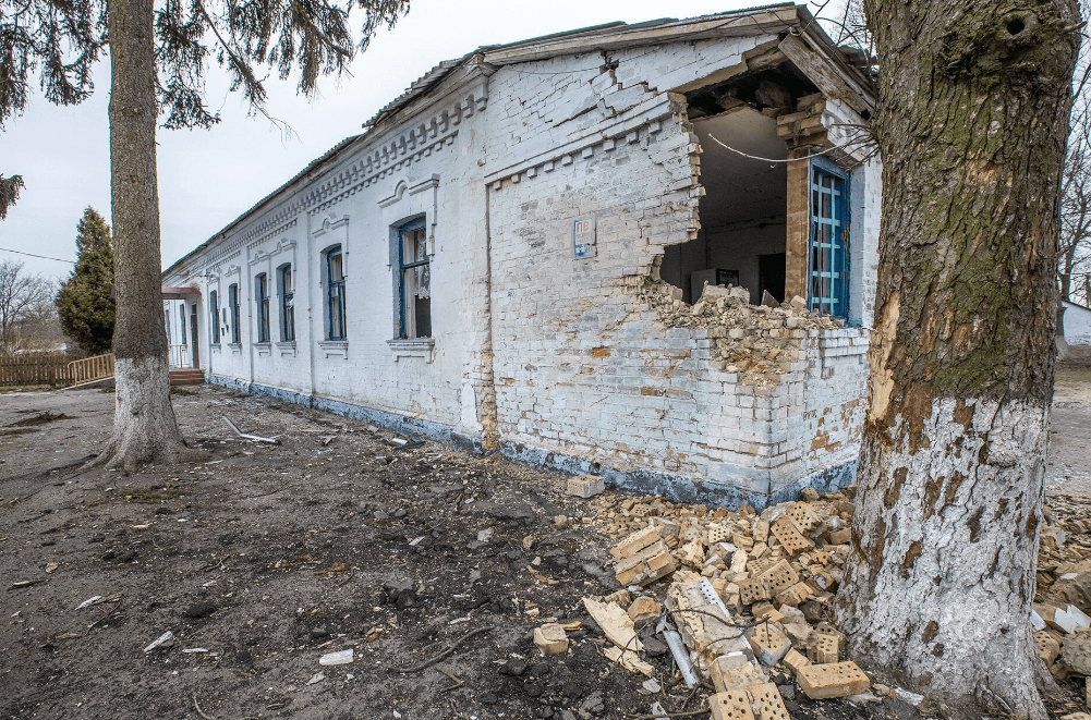 Разрушенная школа в селе Микуличи
