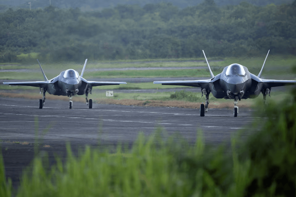 Американские истребители F-35 прибыли на военную базу в Пуэрто-Рико на фоне эскалации с Венесуэлой — Reuters