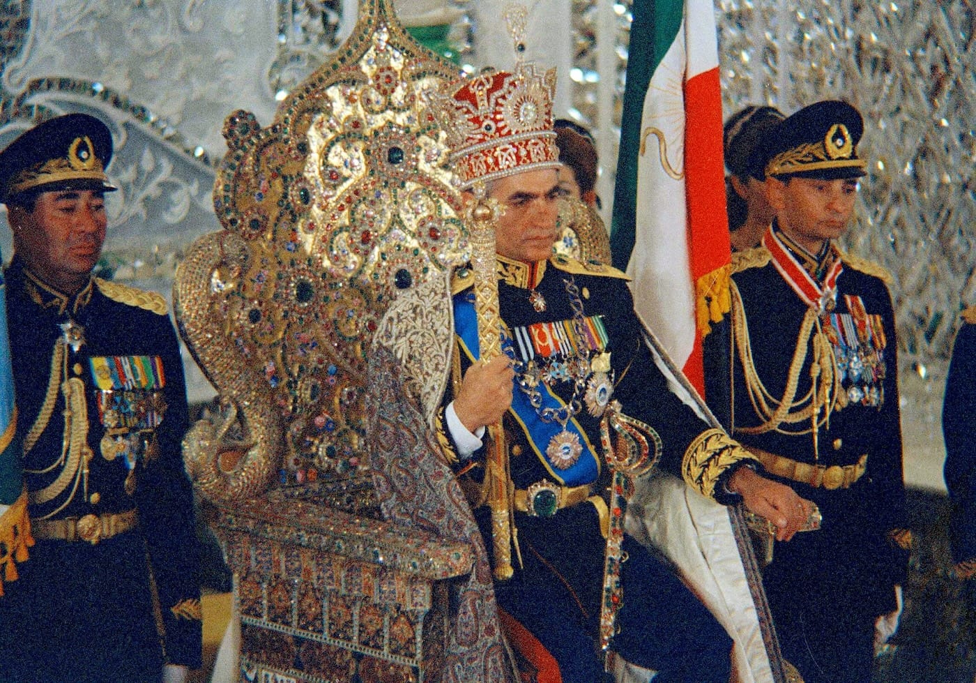 Угроза шахом. История взлета и падения иранской династии Пехлеви