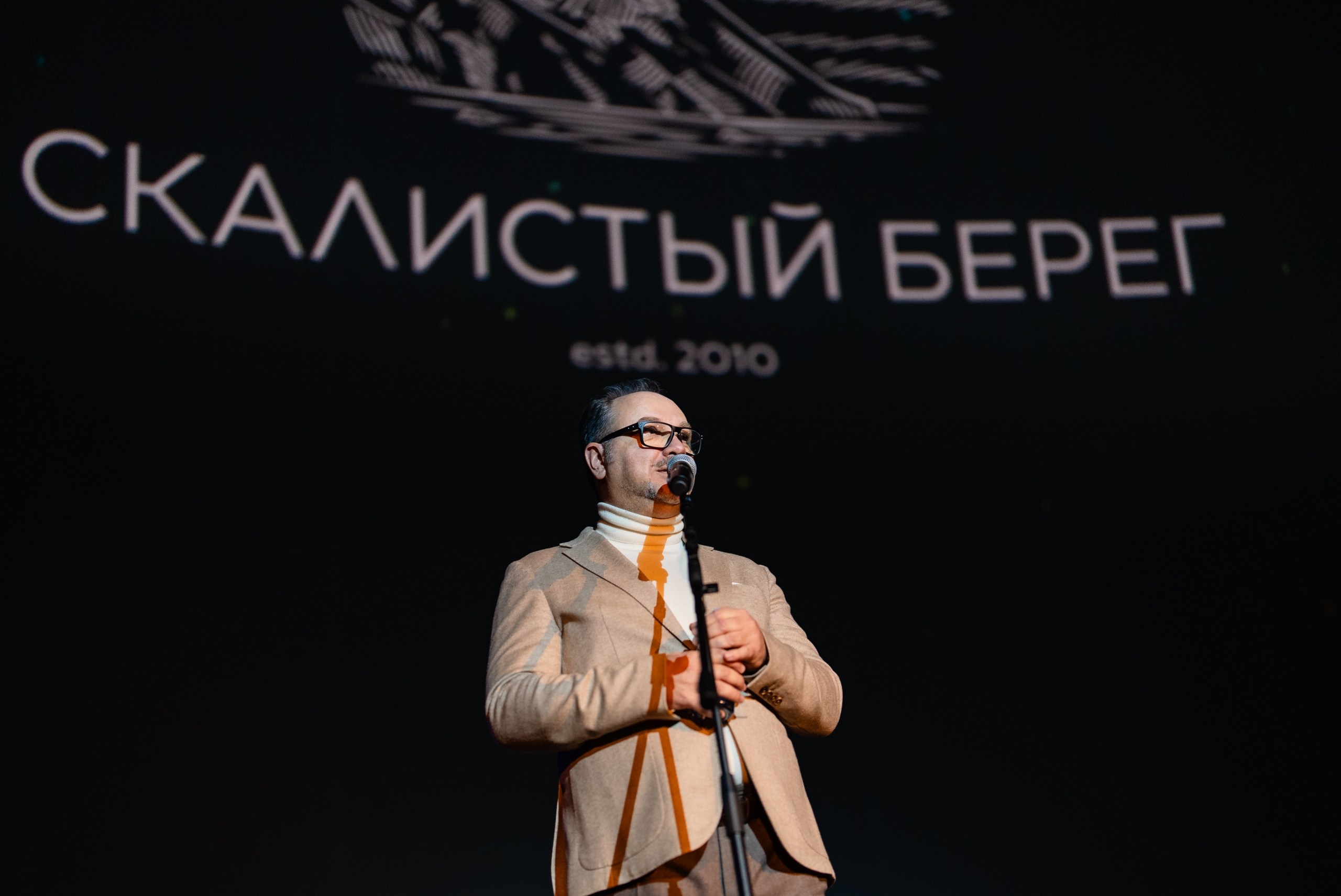 Анатолий Корнеев проводит презентацию винодельни Дмитрия Медведева в московском планетарии