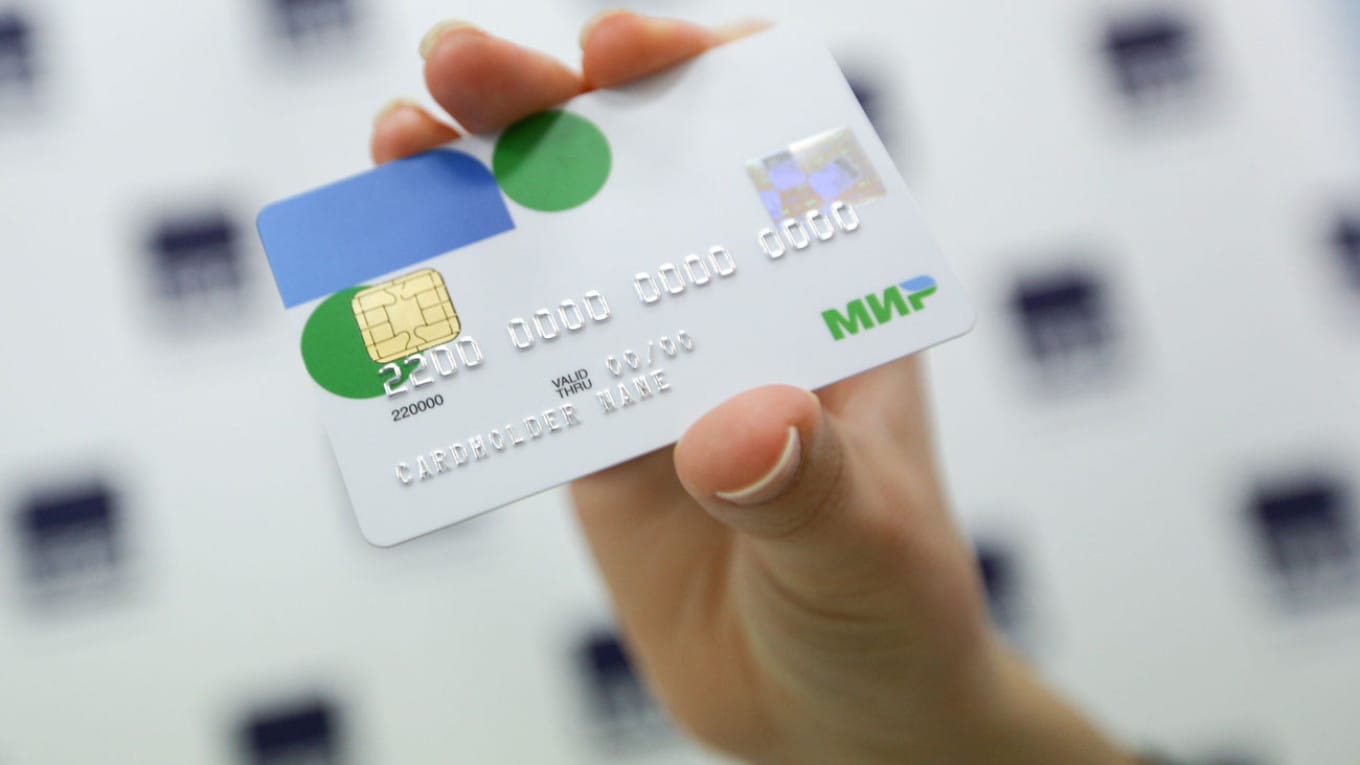 «Известия»: карты «Мир» принимают в Турции вопреки санкциям