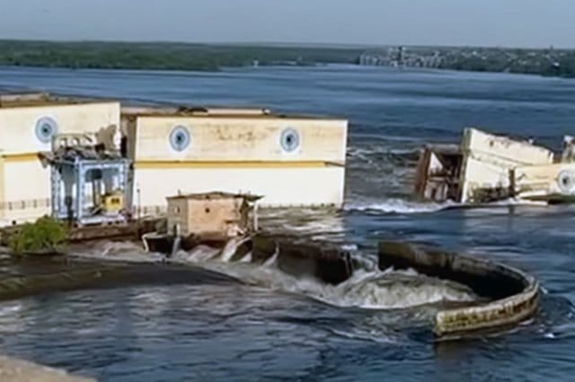Каховская ГЭС ушла под воду после взрыва. Видео