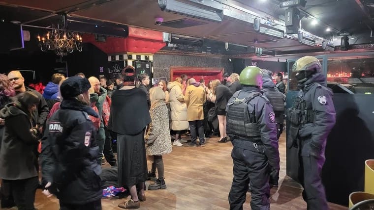 В Екатеринбурге полиция провела рейд в гей-клубе. У посетителей проверяли документы и переписывали личные данные