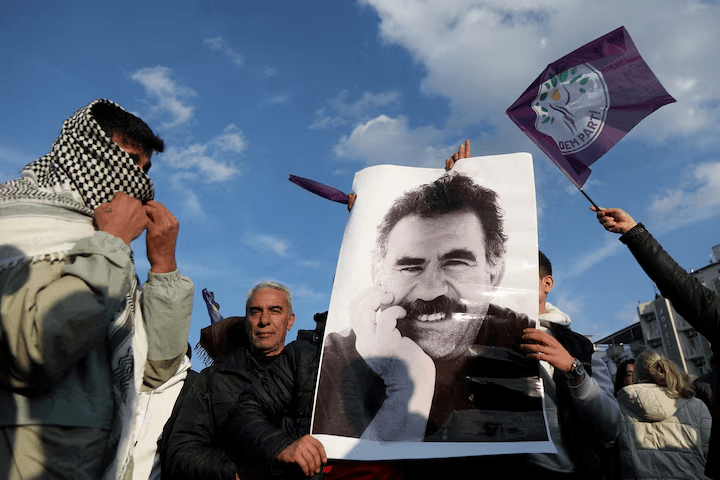Митинг в турецком Диярбакыре, 27 февраля 2025 г. / фото: REUTERS/Sertac Kayar